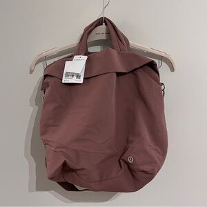 LULULEMON On My Level 2.0 Bag in mauve pink